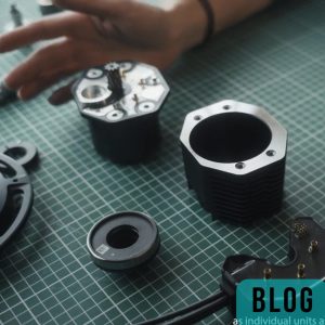 Teile eines technischen Geräts auf Basteltisch